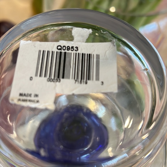 New Pug Mom custom etched drinking glass with outline of pug head. Adorable. - Picture 5 of 6